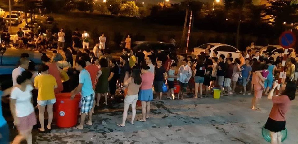 Dân Hà Nội khát nước xếp hàng lấy nước.