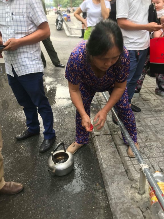 Nhiều người đã đổ nước đi ngay sau khi lấy.