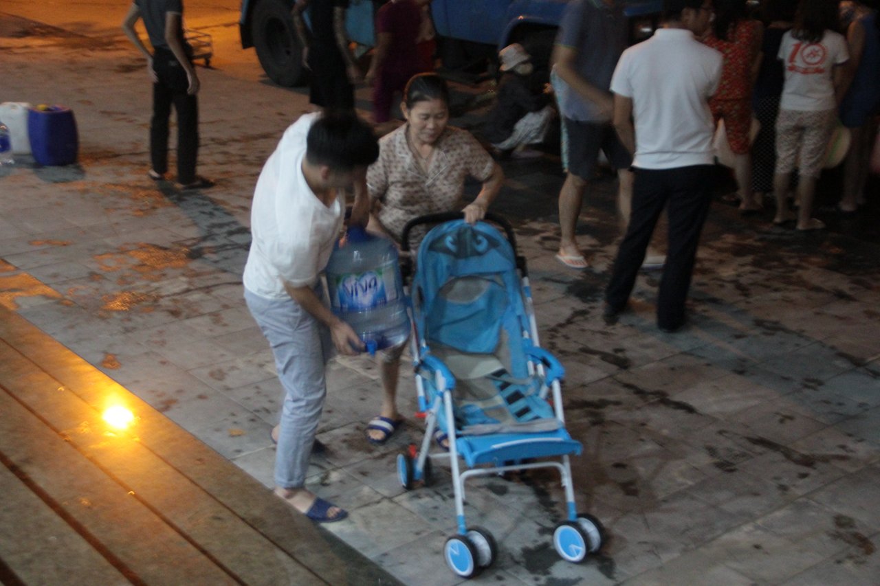 Nhiều người thậm chí mang xe của trẻ nhỏ đến để chở nước.