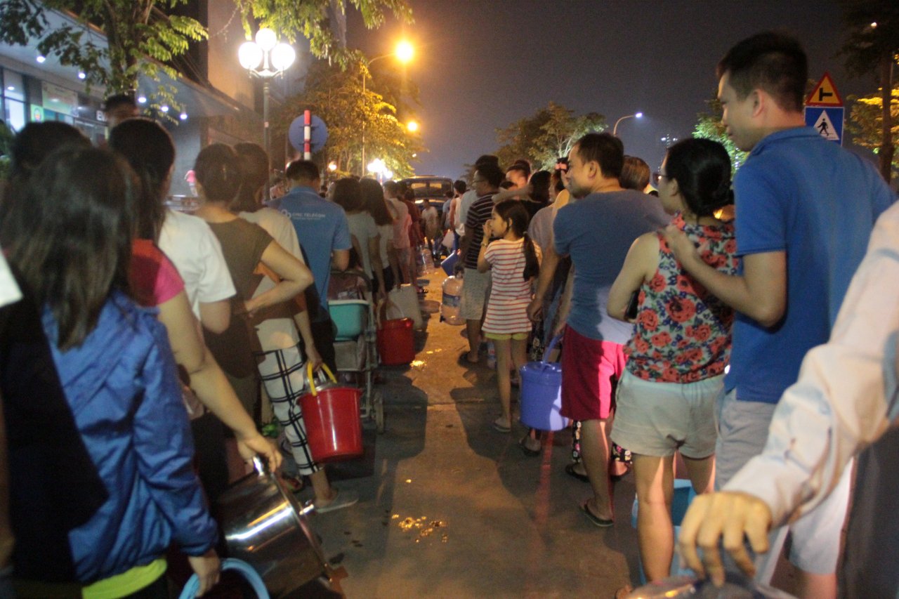 Người dân Hà Nội đang khát nước sạch sau bê bối về nhà máy nước sông Đà.