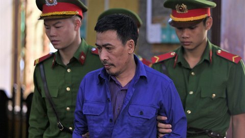 Cựu PGĐ Sở GD-ĐT Sơn La phản đối cáo trạng, khăng khăng nói chỉ nhờ xem điểm