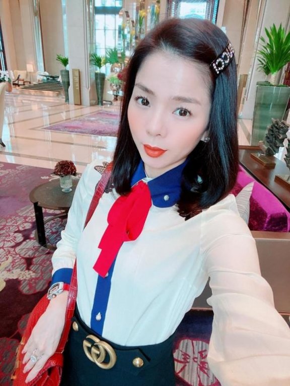 Ca sĩ Lệ Quyên được khen trẻ trung như nữ sinh trong ảnh mới. 