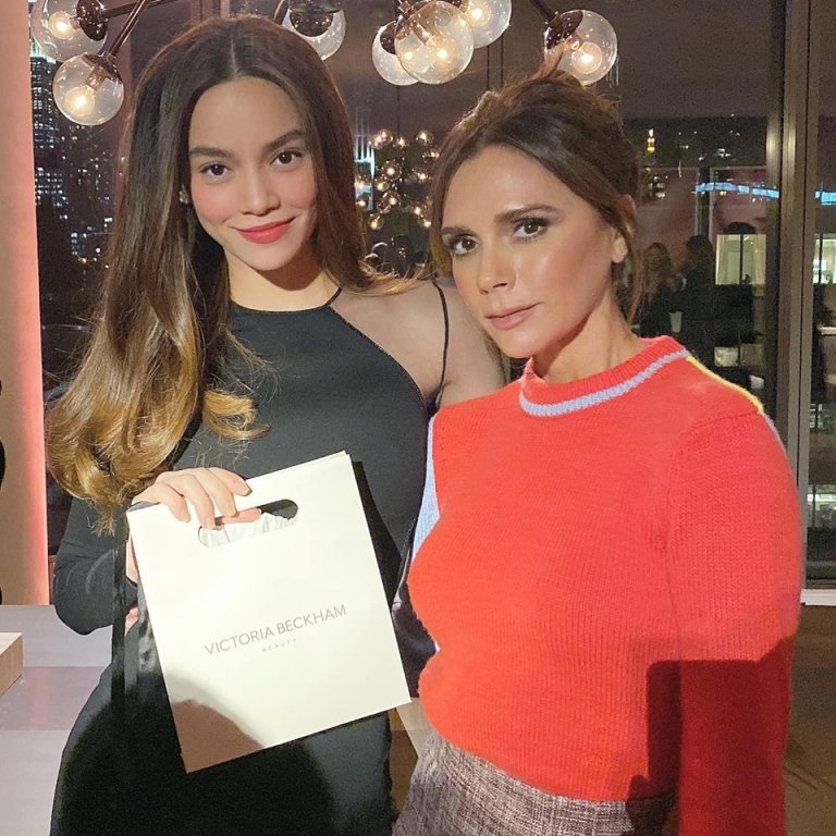 Hồ Ngọc Hà đọ sắc bên Victoria Beckham. Nữ ca sĩ đăng tải hình ảnh kèm chú thích: 