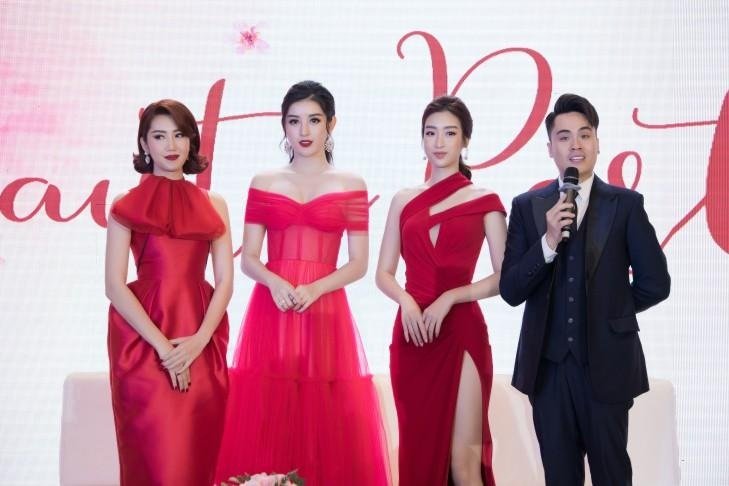 3 người đẹp Việt là Hoa hậu Đỗ Mỹ Linh, Á hậu Huyền My và diễn viên Thúy Ngân đọ sắc tại sự kiện.