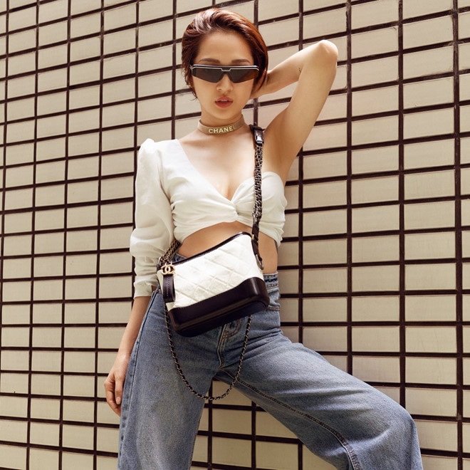 Những trang phục thường thấy của Bảo Anh là crop top, quần shorts, áo trễ vai... Cô cũng là tín đồ hàng hiệu của Chanel, Gucci, Hermes, Moschino....