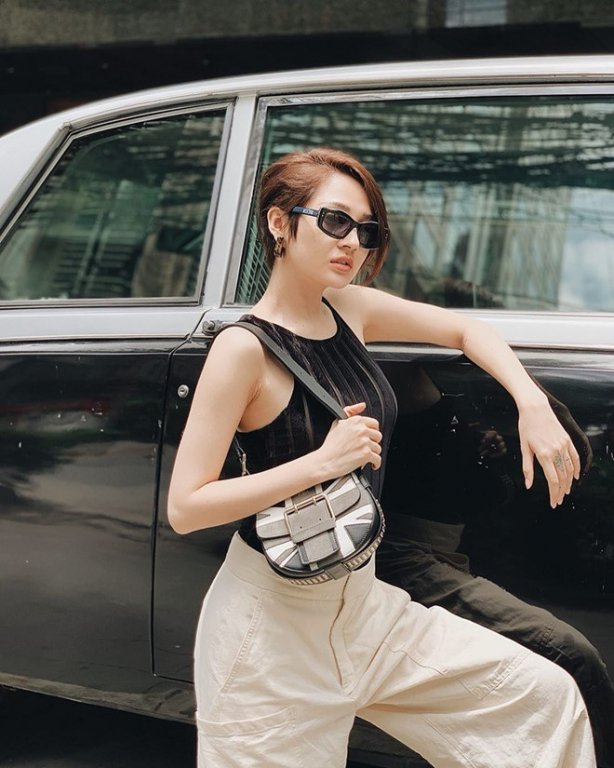 Cũng nhờ chăm chỉ tập gym, thân hình của Bảo Anh được khen gợi cảm và cực hợp với phong cách nổi loạn, quyến rũ.