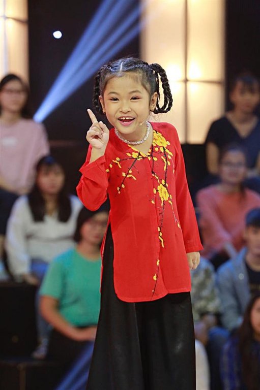 co-be-7-tuoi-rinh-ve-giai-thuong-khi-mang-ngo-kien-huy-xoi-xa
