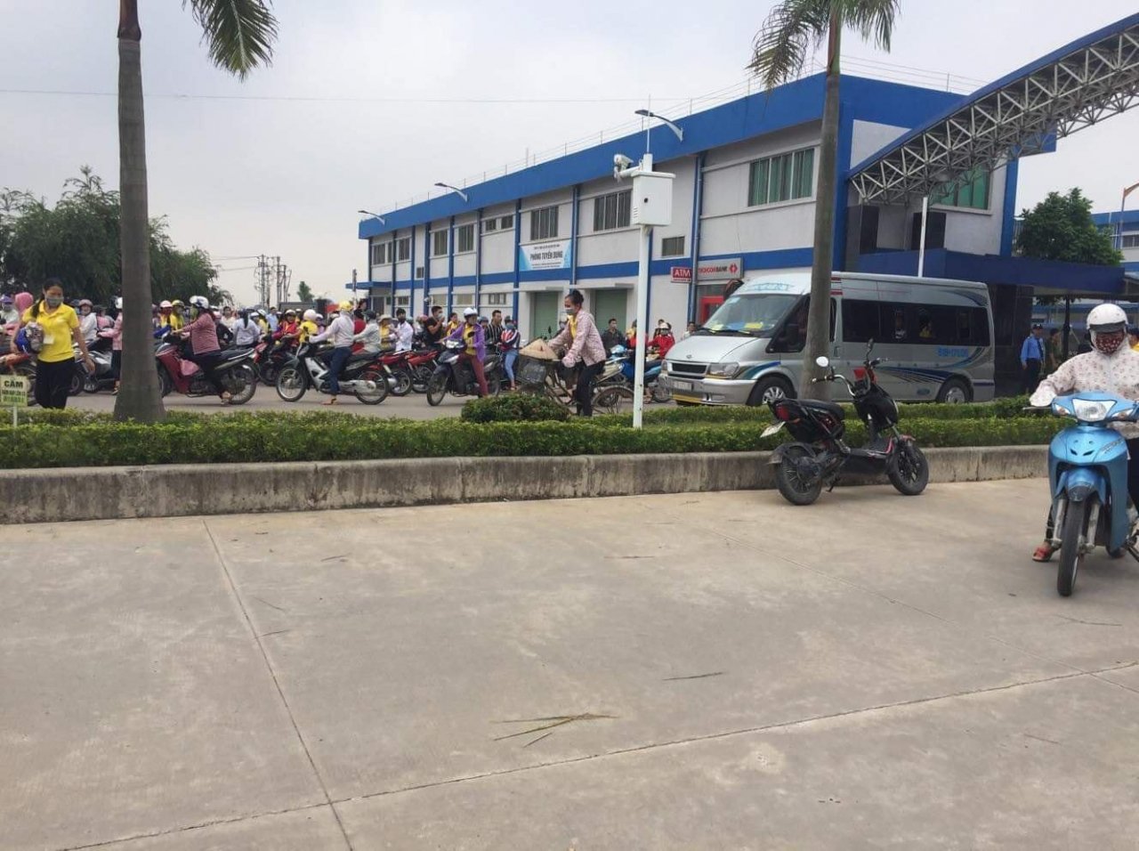 hang-chuc-cong-nhan-nam-dinh-nhap-vien-khan-cap-vi-bi-ngo-doc-khi-tai-cong-ty-tnhh-golden-victory-viet-nam