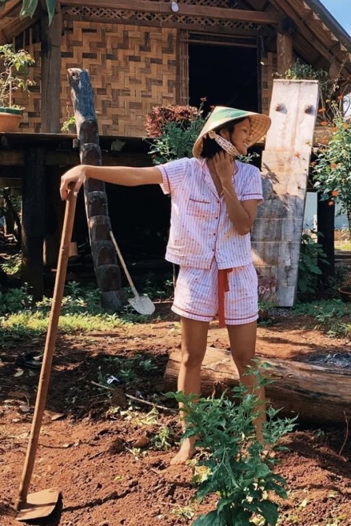 H'Hen Niê đang ở quê để nghỉ ngơi sau thời gian dài bận rộn với lịch trình dày đặc. Người đẹp phụ giúp bố mẹ một số công việc nặng nhọc ở quê nhà như cuốc đất, bón phân...