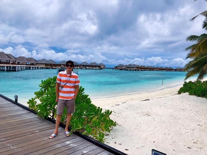 Hoài Linh khoe ảnh du lịch ở Maldives. Nam danh hài vẫn trung thành với đôi tông giản dị dù tới nơi sang chảnh. 