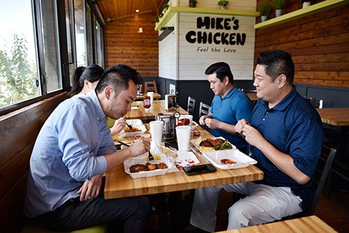 Vợ chồng gốc Việt hiện thực giấc mơ Mỹ bằng quán gà rán