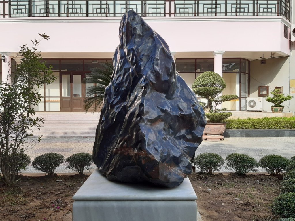 can-canh-khoi-da-saphia-quy-hiem-nang-len-den-14-tan-o-bao-tang-ho-chi-minh-thua-thien-hue