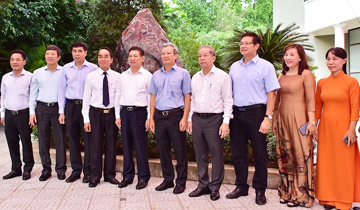 can-canh-khoi-da-saphia-quy-hiem-nang-len-den-14-tan-o-bao-tang-ho-chi-minh-thua-thien-hue