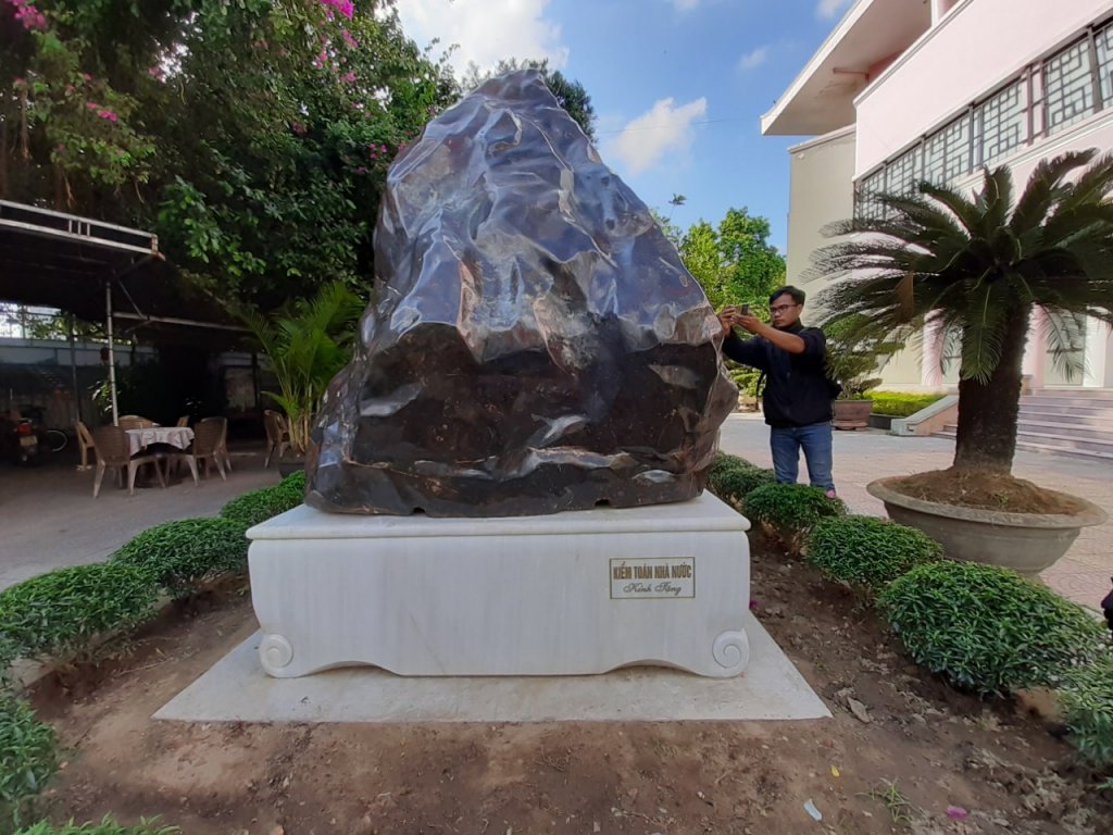 can-canh-khoi-da-saphia-quy-hiem-nang-len-den-14-tan-o-bao-tang-ho-chi-minh-thua-thien-hue