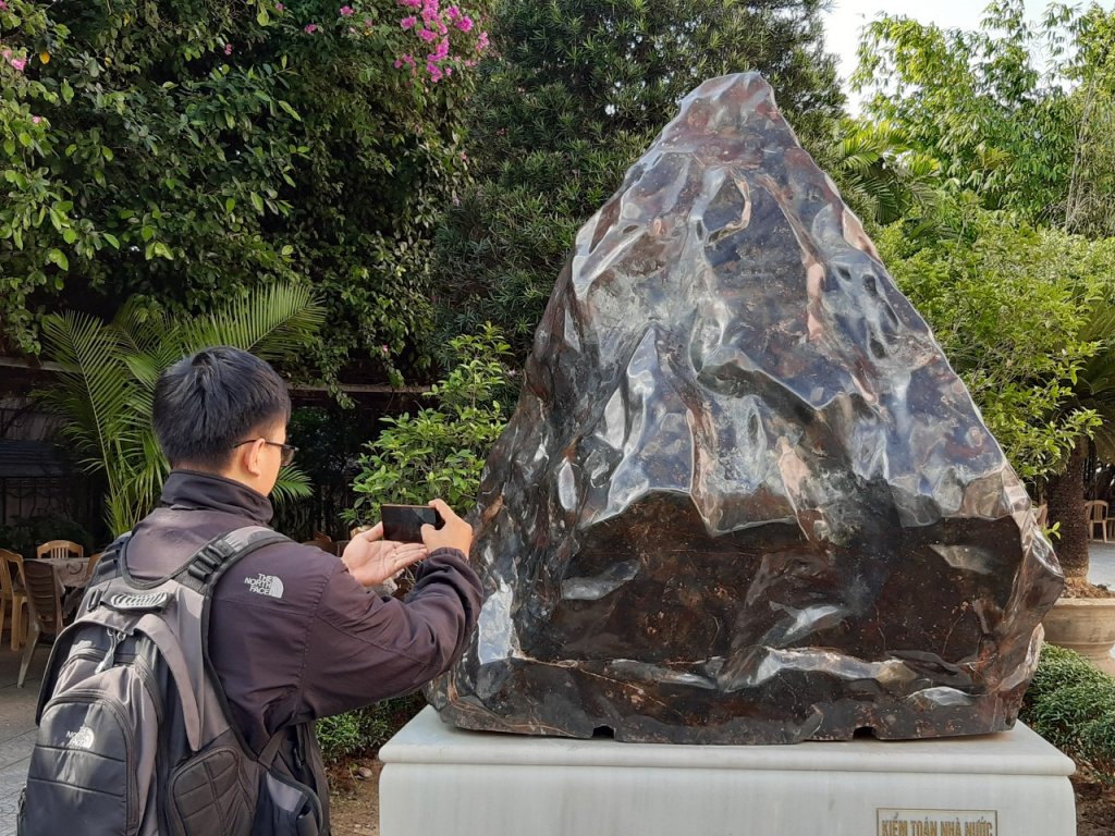can-canh-khoi-da-saphia-quy-hiem-nang-len-den-14-tan-o-bao-tang-ho-chi-minh-thua-thien-hue
