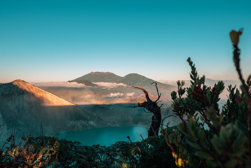 di-tim-dinh-nui-chua-ngon-lua-xanh-hiem-co-o-indonesia