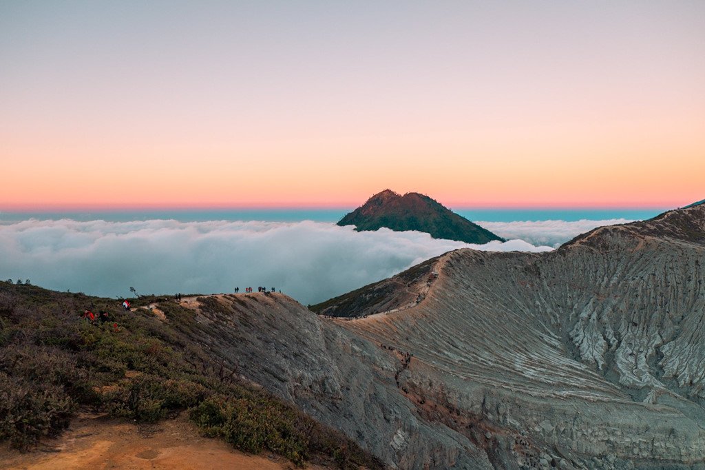 di-tim-dinh-nui-chua-ngon-lua-xanh-hiem-co-o-indonesia
