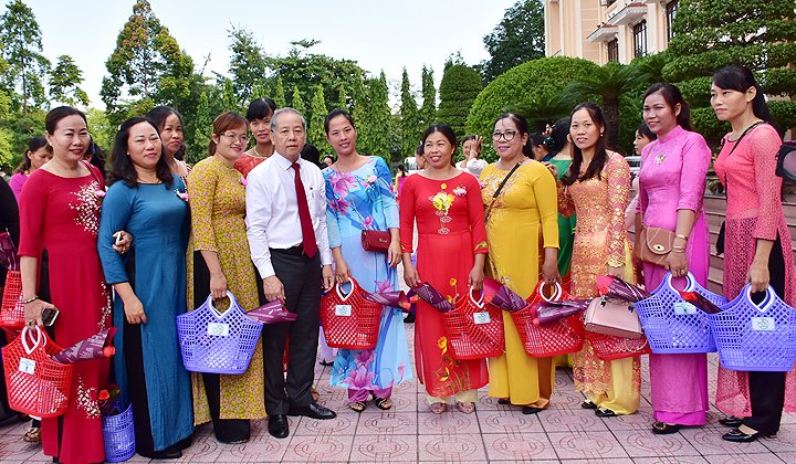 nhieu-nu-lao-dong-khong-kim-duoc-noi-xuc-dong-khi-lan-dau-duoc-gap-chu-tich-tinh-thua-thien-hue