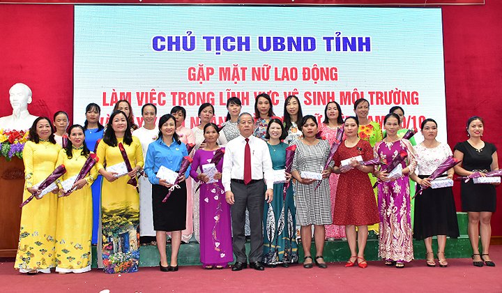 nhieu-nu-lao-dong-khong-kim-duoc-noi-xuc-dong-khi-lan-dau-duoc-gap-chu-tich-tinh-thua-thien-hue