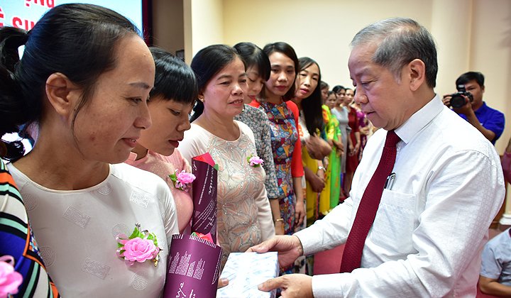nhieu-nu-lao-dong-khong-kim-duoc-noi-xuc-dong-khi-lan-dau-duoc-gap-chu-tich-tinh-thua-thien-hue