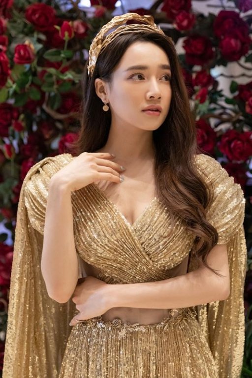 Nhã Phương hoá nữ thần Hi Lạp với trang phục nổi bật khi tham dự sự kiện.