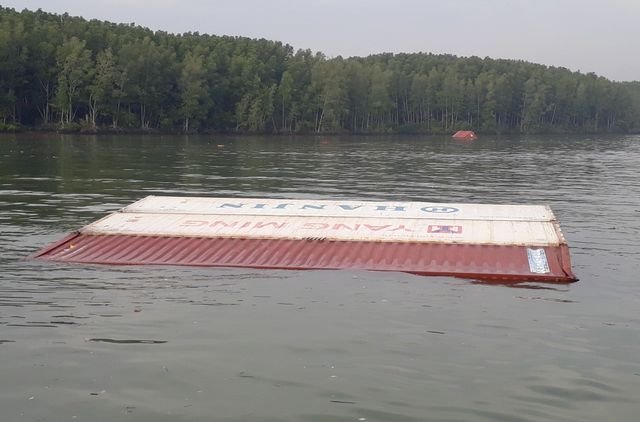 Tàu hàng 8.000 tấn chở gần 300 container chìm trên sông Lòng Tàu