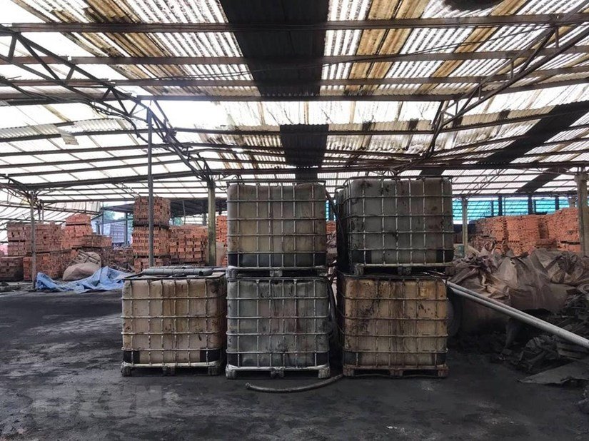 Các thùng dầu thải trên xe tải.