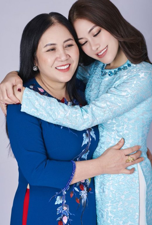 Tâm thư xúc động thay bố bù đắp cho mẹ của Hoa hậu Áo dài nhân ngày 20/10