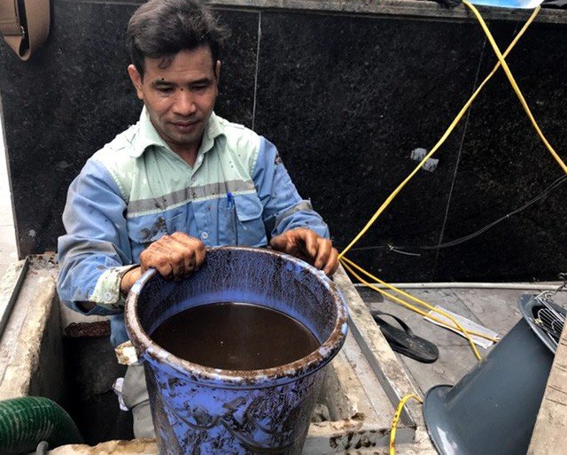 Các công nhân cho biết, bản thân họ ngửi thấy mùi tựa dầu thải. (Ảnh: GĐXH).