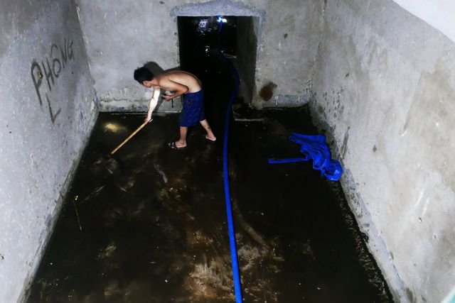 Bể ngầm ở chung cư đặc quánh dầu bẩn.