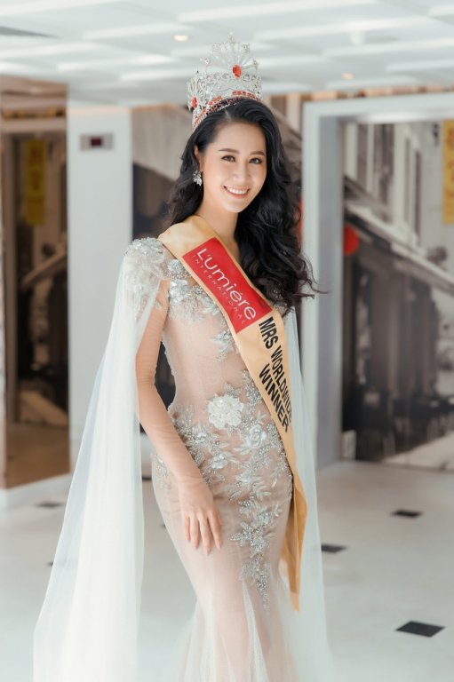 Dương Thuỳ Linh nóng bỏng với bikini, trao lại vương miện cho người kế nhiệm