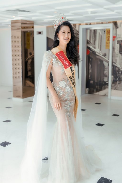 Dương Thuỳ Linh nóng bỏng với bikini, trao lại vương miện cho người kế nhiệm