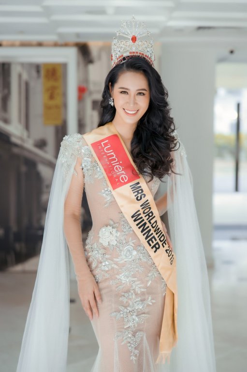 Dương Thuỳ Linh nóng bỏng với bikini, trao lại vương miện cho người kế nhiệm