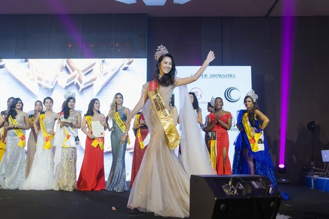 Dương Thuỳ Linh nóng bỏng với bikini, trao lại vương miện cho người kế nhiệm