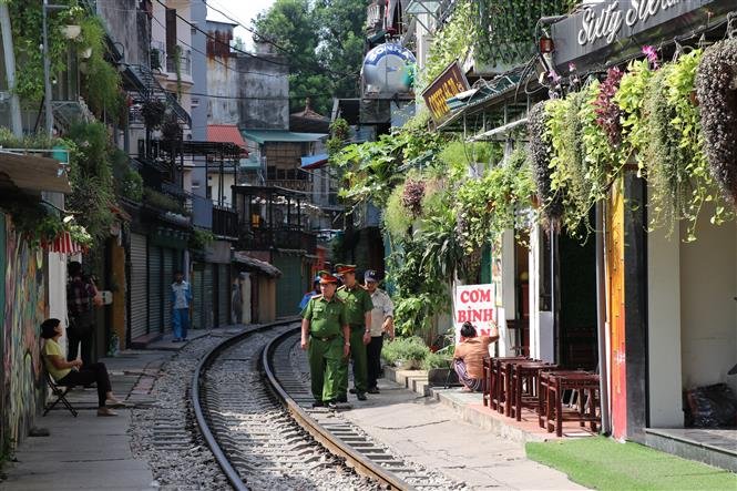 Thường xuyên thực hiện kiểm tra, giám sát khu vực phố cà phê đường tàu. 