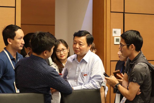 Bộ trưởng Bộ TN&MT Trần Hồng Hà trả lời phỏng vấn báo chí bên lề kỳ họp thứ 8, Quốc hội khoá XIV. (Ảnh: Dân Việt).