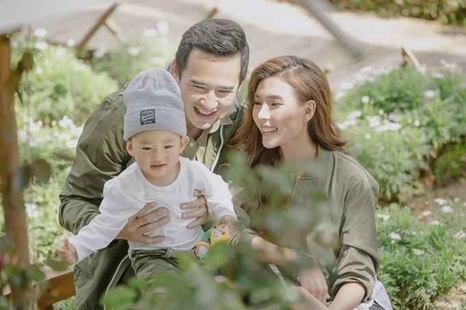 Vợ chồng Thúy Diễm - Lương Thế Thành cùng con trai Bảo Bảo ghi lại khoảnh khắc đáng nhớ ở Đà Lạt.