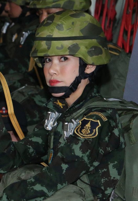 Loạt ảnh hiếm về binh nghiệp Hoàng quý phi Thái Lan vừa bị phế truất