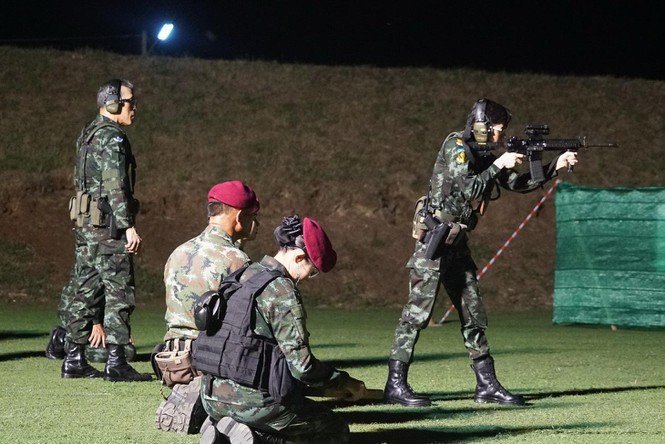 Loạt ảnh hiếm về binh nghiệp Hoàng quý phi Thái Lan vừa bị phế truất
