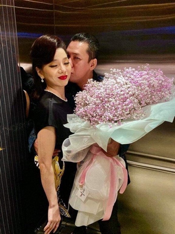Lệ Quyên hiếm hoi đăng ảnh tình tứ bên ông xã. 