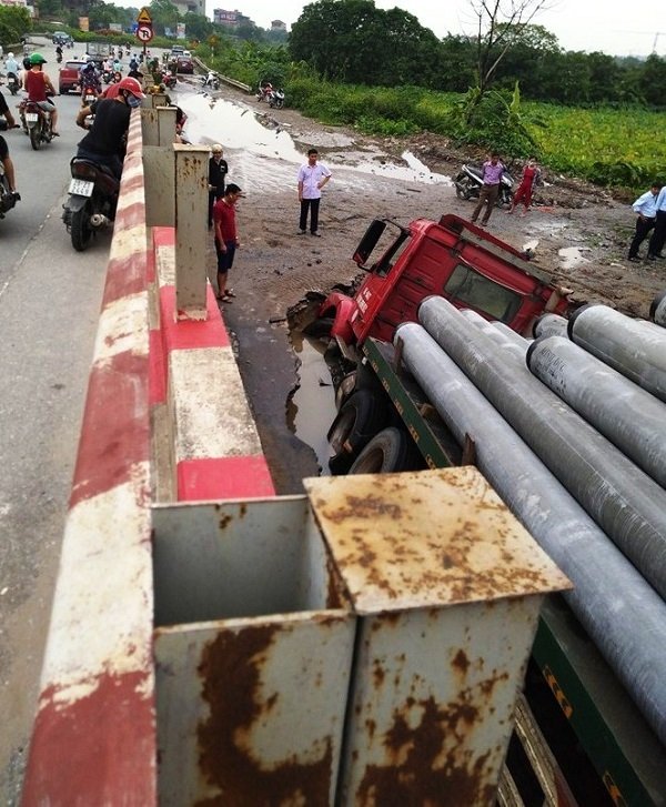 Xe container sập hố, đè vỡ đường ống nước DN400 của nhà máy nước mặt sông Đuống đoạn chân cầu vượt Phú Thụy (Gia Lâm) vào tháng 6/2019, theo Cục Giám định hiện trường cho thấy chất lượng thi công đường ống chưa đảm bảo các yêu cầu theo thiết kế. (Ảnh: Dân Việt).