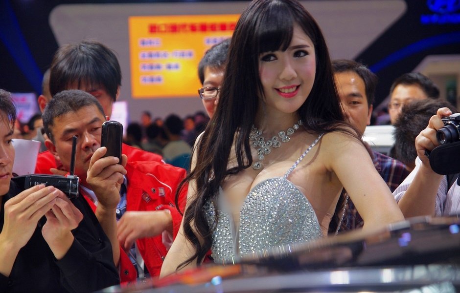 Can Lộ Lộ và những cô gái sống bằng nghề khoe thân ở triển lãm xe hơi