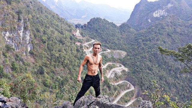 Uốn lượn 14 tầng cao vút, đến hội phượt thủ lâu năm cũng phải dè chừng