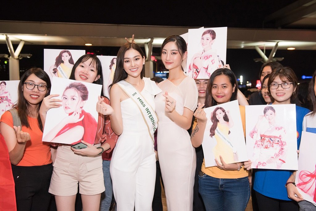 Hoa hậu Lương Thùy Linh tiễn Á hậu Tường San lên đường tới Nhật Bản thi Hoa hậu Quốc tế 2019. Đến cuối tháng 11, Lương Thùy Linh cũng sẽ lên đường đến Anh quốc để thi Miss World 2019.