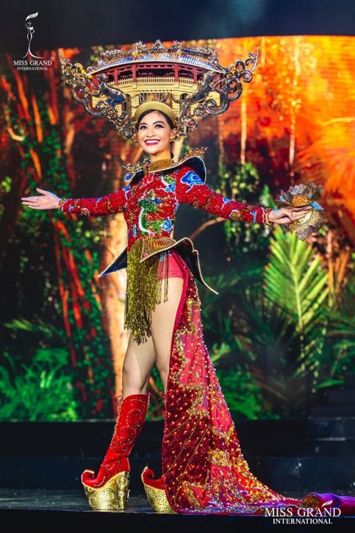 Kiều Loan vào Top 10 thí sinh có trang phục dân tộc ấn tượng nhất tại Miss Grand International 2019. 