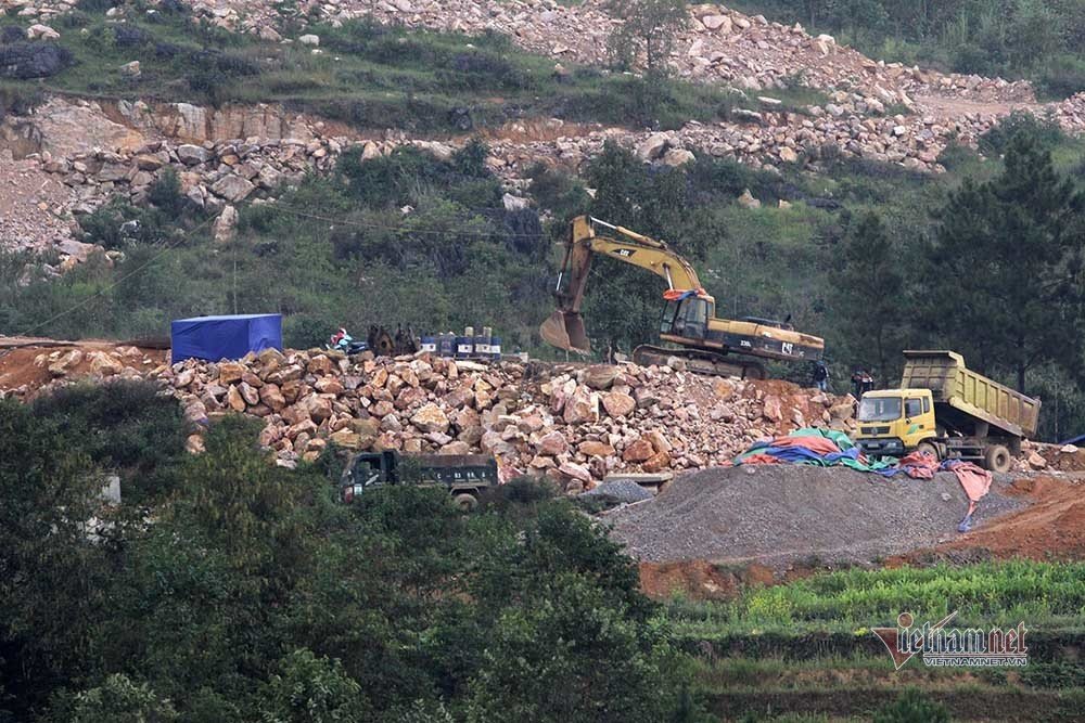 Núi đá bị phá tang hoang biến khu vực gần cột cờ Lũng Cú thành đại công trường. (Ảnh: VNN).