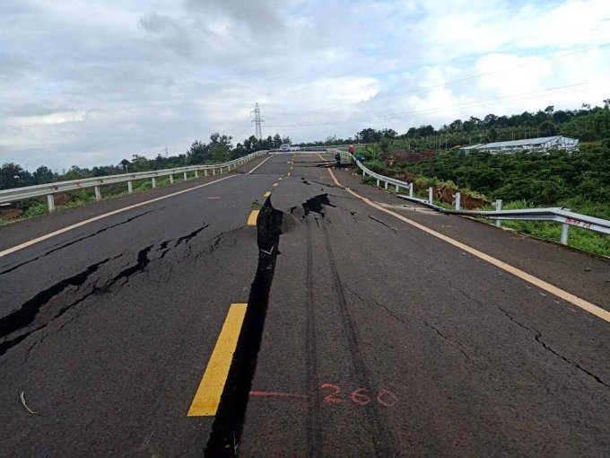 Đường tránh thị trấn Chư Sê có chiều dài 10,8km, tổng mức đầu tư 250 tỷ đồng, được khởi công xây dựng từ giữa tháng 5/2018 và hoàn thành vào tháng 6/2019. (Ảnh: IT).