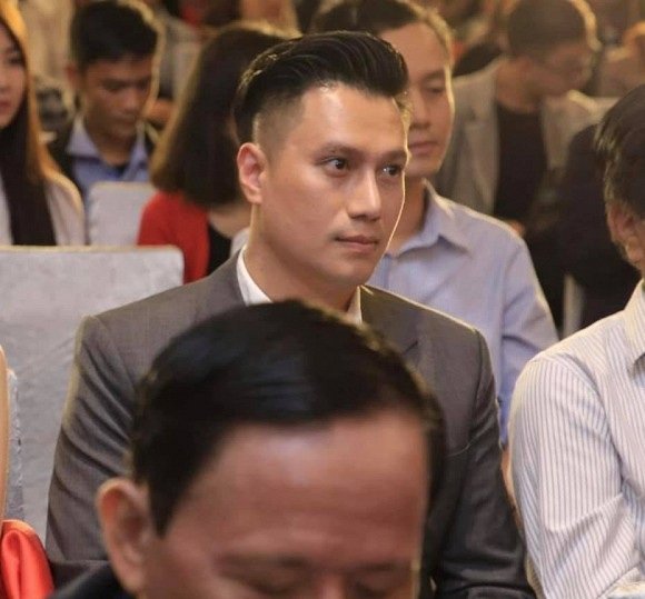 Quế Vân đăng ảnh Việt Anh trong buổi họp báo ra mắt phim mới kèm chú thích: