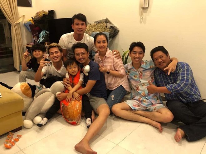 Hứa Minh Đạt đưa các con thăm nhà Jack và K-ICM. 