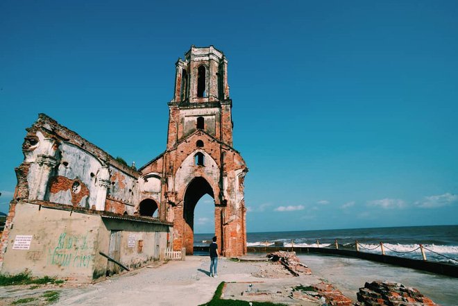 Sửng sốt trước nhà thờ được dân mạng ca tụng là “tháp nghiêng Pisa” phiên bản Việt